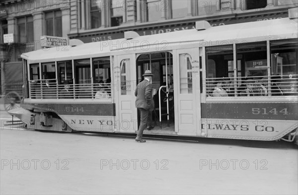 Street Car, New York City, New York, USA, Bain News Service, 1915