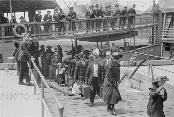 Arrival of Immigrants, Ellis Island, New York City, New York, USA, Bain News Service, 1920