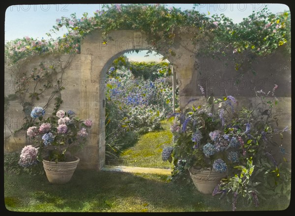 Northeast Gate to Garden, Robert Carmer Hill house, "Grey Gardens", Lily Pond Lane, East Hampton, New York, USA, by Frances Benjamin Johnson, 1914