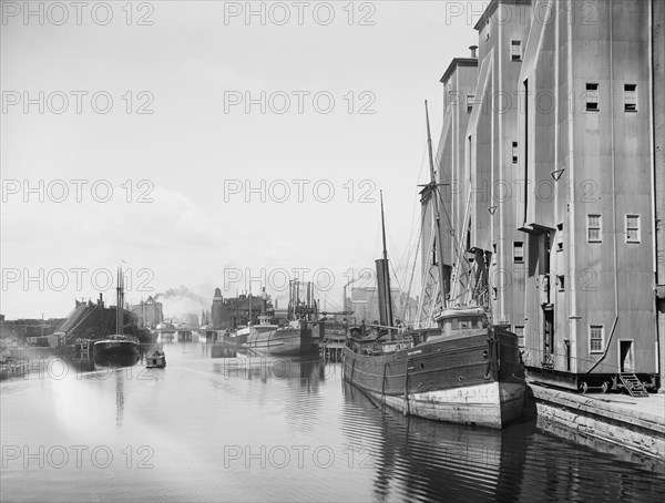 Cargo Ship Unloading Grain at Great Northern Elevator, Buffalo, New York, USA, Detroit Publishing Company, 1900