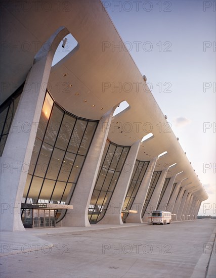 Airport Terminal, Dulles International Airport, Chantilly, Virginia, USA, designed by Eero Saarinen, photographed by Balthazar, Korab, 1964