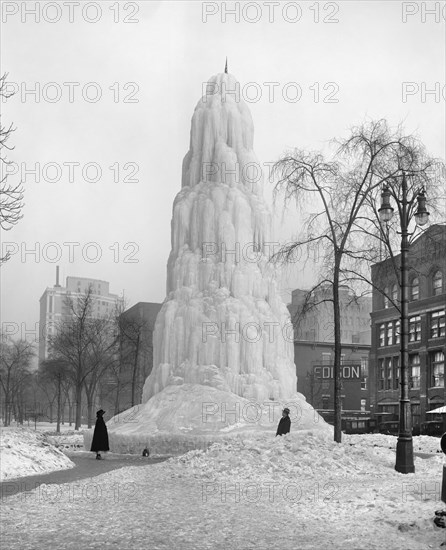 Ice fountain, Washington Boulevard, Detroit, Michigan, USA, Detroit Publishing Company, 1910