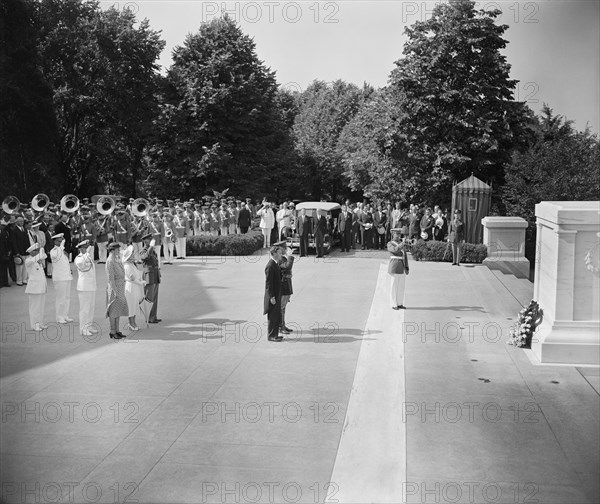 King George, Queen Elizabeth, First Lady Eleanor Roosevelt, Paying Respects at Tomb of the Unknown Soldier, Arlington National Cemetery, Arlington, Virginia, USA, Harris & Ewing, June 1939