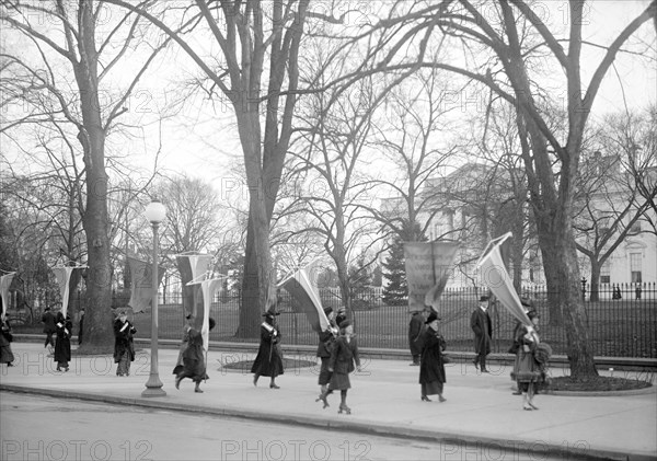 Suffragettes Picketing at White House, Washington DC, USA, Harris & Ewing, 1917