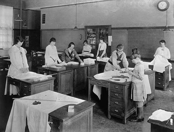 Girl Scouts War Sewing with American Red Cross, Washington DC, USA, Harris & Ewing, 1917