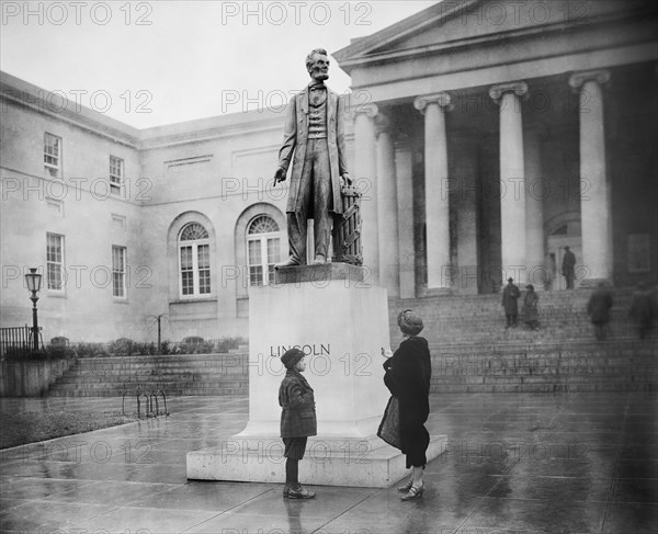 Marble Sculpture of Abraham Lincoln in front of District of Columbia City Hall, Washington DC, USA, Harris & Ewing, 1923