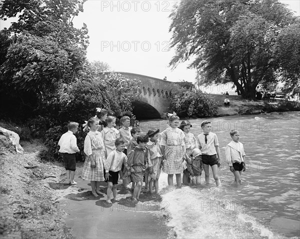 Waders, Belle Isle Park, Detroit, Michigan, USA, Detroit Publishing Company, 1908