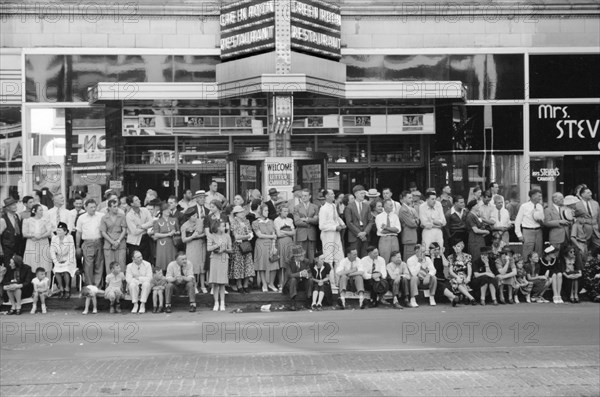 Spectators Watching Parade, Letter Carriers Convention, Milwaukee, Wisconsin, USA, John Vachon for U.S. Resettlement Administration, September 1939