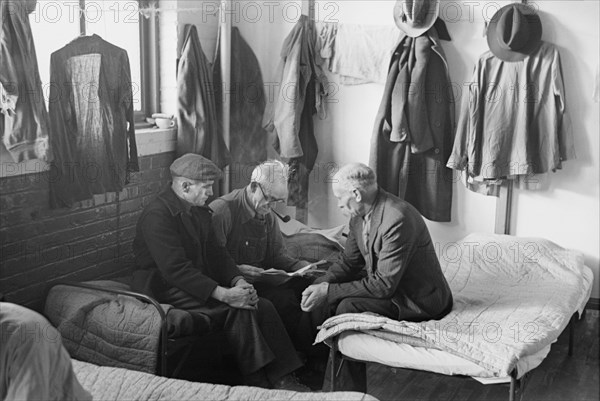 Man Reading to other Men, Homeless Men's Bureau, Sioux City, Iowa, USA, Russell Lee, U.S. Resettlement Administration, December 1936