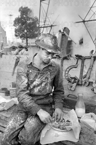 Oil Field Worker eating Lunch, Kilgore, Texas, USA, Russell Lee, Farm Security Administration, April 1939