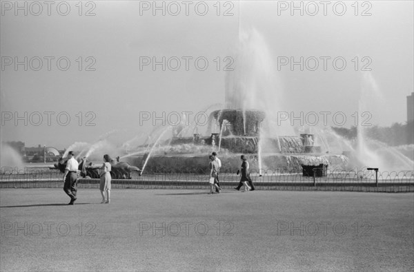 Buckingham Fountain, Grant Park, Chicago, Illinois, John Vachon, Farm Security Administration, July 1941