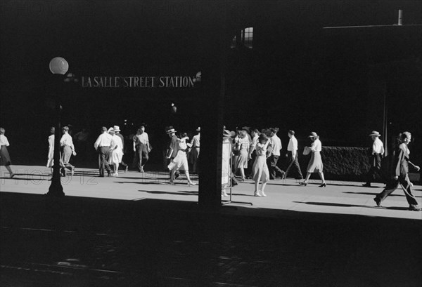 5 O'clock Crowd, LaSalle Street Station, Chicago, Illinois, USA, John Vachon, Farm Security Administration, July 1941