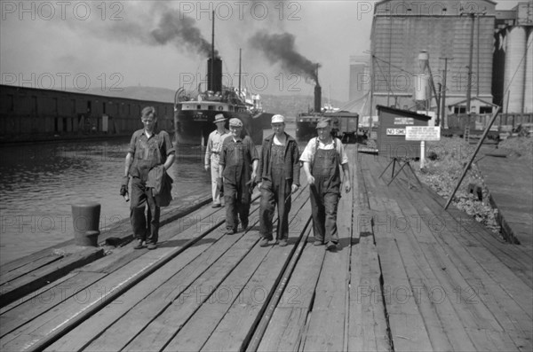 Workers Along Dock, Great Lakes Port, Superior, Wisconsin, USA, John Vachon, Farm Security Administration, August 1941