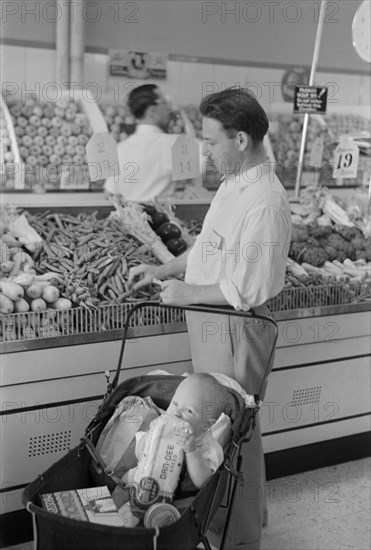 Man with Child Shopping in Cooperative Store, Greenbelt, Maryland, USA, Marion Post Wolcott, Farm Security Administration, September 1938