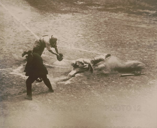 Larry Doyle, New York Giants, Sliding into Home Plate, Polo Grounds, New York City, New York, USA, Underwood & Underwood, 1920