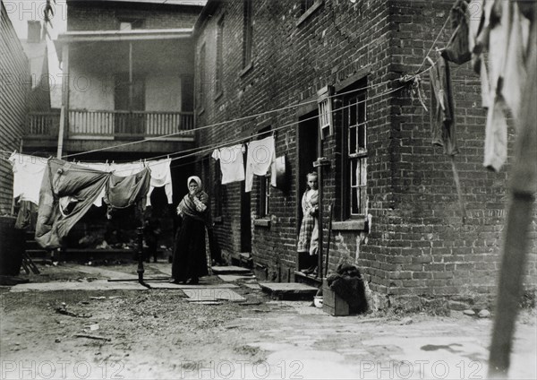 Tenement House With Laundry Hanging in Backyard, Pittsburgh, Pennsylvania, USA, 1907
