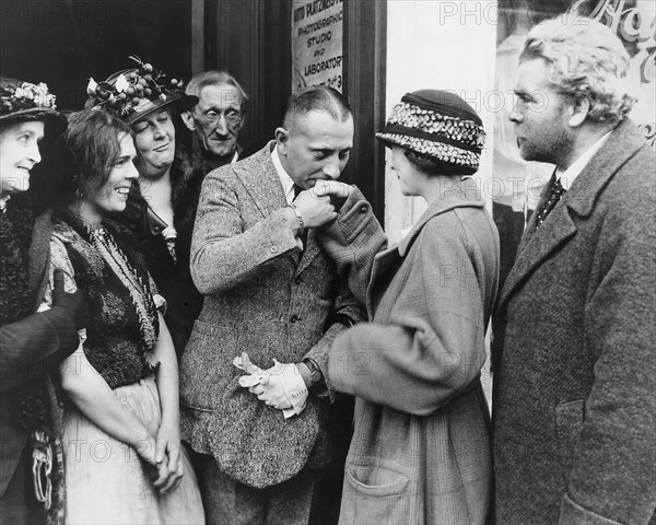 Dale Fuller (left), Gibson Gowland (right) look on as Director Erich Von Stroheim Welcomes ZaSu Pitts to the set of the Film "Greed", 1924