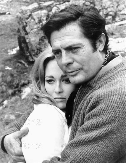 Faye Dunaway, Marcello Mastroianni, on-set of the Film, "A Place for Lovers" (aka Amanti), 1968