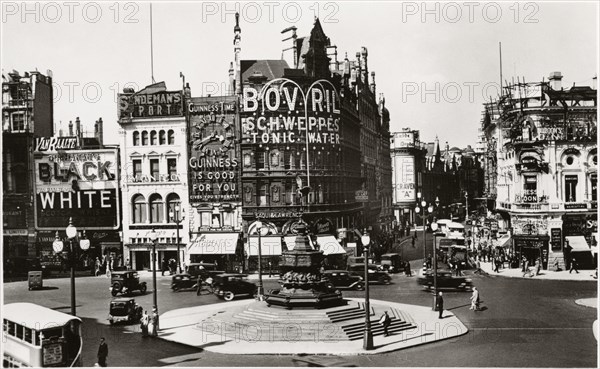 Piccadilly Circus, London, England, UK, circa 1935