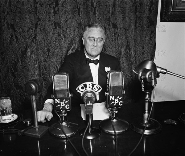 U.S. President Franklin Roosevelt Delivering Radio Speech at his Desk, White House, Washington DC, USA, Harris & Ewing, 1935