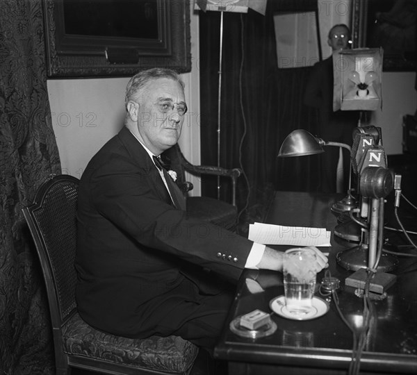 U.S. President Franklin Roosevelt Delivering Radio Speech at his Desk, White House, Washington DC, USA, Harris & Ewing, 1935