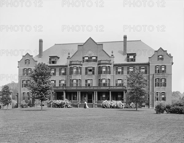 Wilder Hall, Mount Holyoke College, South Hadley, Massachusetts, USA, Detroit Publishing Company, 1900