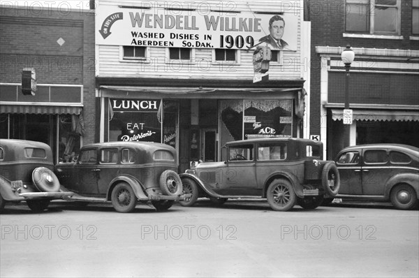 Diner on Main Street, Aberdeen South Dakota, USA, John Vachon, Farm Security Administration, November 1940