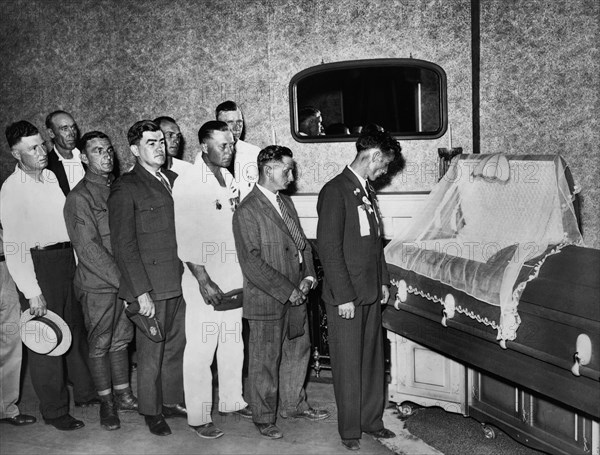 Honor Men of Bonus Expeditionary Forces, Viewing Body of Representative Edward E. Eslick who died Previous day while Delivering Impassioned Plea for Passage of Bonus Bill before House of Representatives, Washington DC, USA, Underwood and Underwood, June 15, 1932