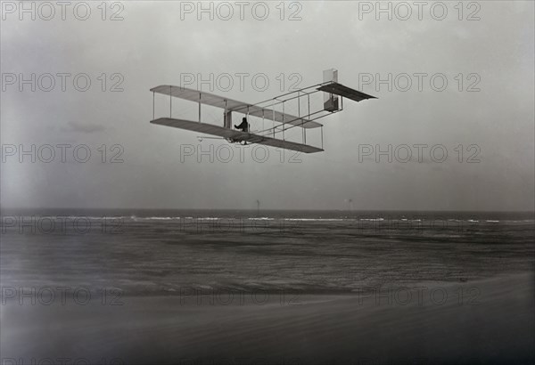 Three-quarter Left Rear View of Glider in Flight, Kitty Hawk, North Carolina, USA, 1911