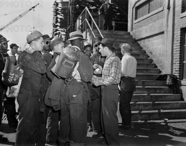 Group of Construction Workers engaged in Building Liberty Ship Frederick Douglass, Bethlehem-Fairfield Shipyards, Baltimore, Maryland, USA, Roger Smith, U.S. Office of War Information, May 1943