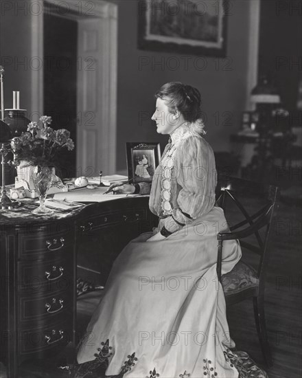 Edith Roosevelt (1861-1948), First Lady of the United States 1901-1909 as Wife of U.S. President Theodore Roosevelt, Seated Portrait at Desk, White House, Washington, D.C., USA, 1903