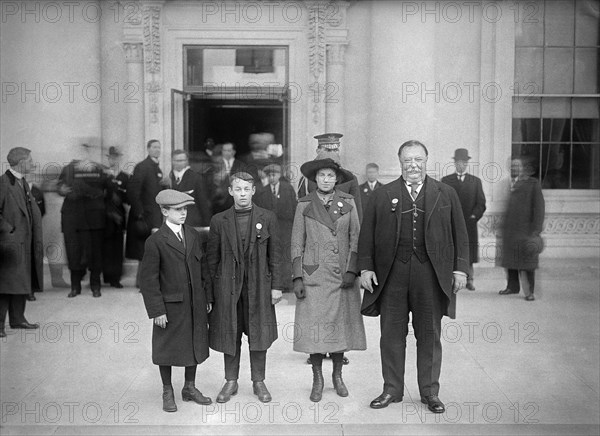 U.S. President William Howard Taft (right) with L-R, his sons Charles and Robert and his Wife, First Lady Helen Herron Taft, Full-Length Portrait, Washington, D.C., USA, Photograph by Harris & Ewing, 1910