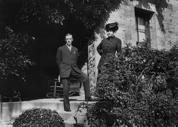 Princeton University President Woodrow Wilson with his First Wife Ellen Axon Wilson, Full-Length Portrait on front steps of Residence at Princeton University, Princeton, New Jersey, USA, photograph by American Press Association, 1910
