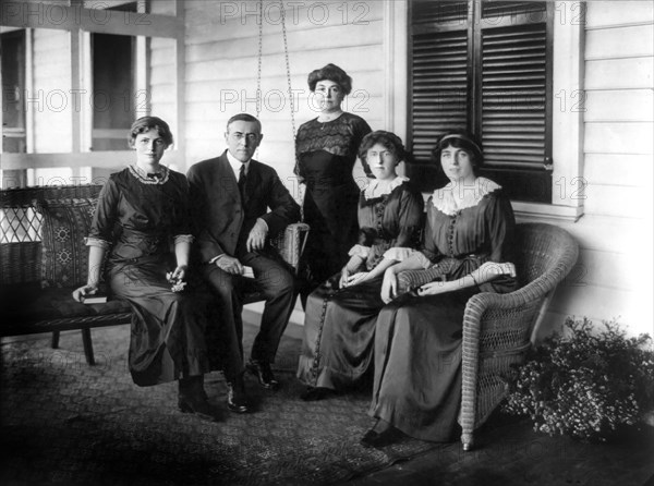 New jersey Governor Woodrow Wilson, Full-Length Portrait Seated on Porch Swing of his Summer Home, alongside first wife Ellen Axson Wilson and Three Daughters, L-R: Jessie, Margaret and Eleanor, Sea Girt, New Jersey, USA, 1912