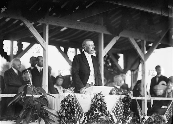 U.S. President Woodrow Wilson Addressing Crowd at Dedication of Confederate Memorial at Arlington National Cemetery, Arlington, Virginia, USA, Harris & Ewing, June 4, 1914