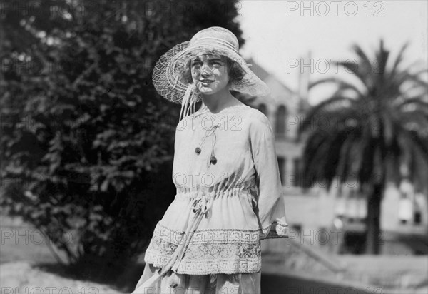 Mae Busch, actress, woman, celebrity, entertainment, historical,