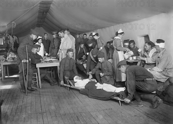 Wounded American Soldiers being received from Ambulances