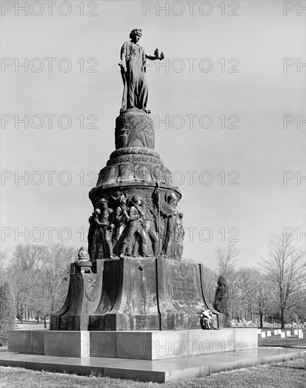 Monument to Confederate Dead