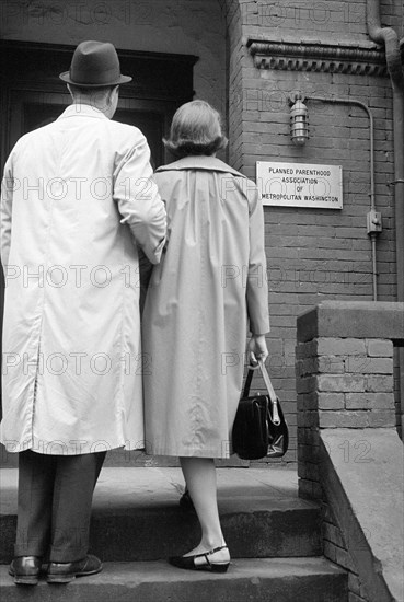 Couple entering Planned Parenthood Building