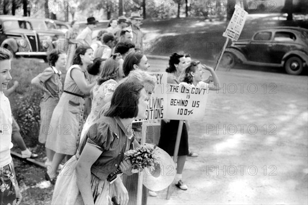 Strikers jeering at few workers