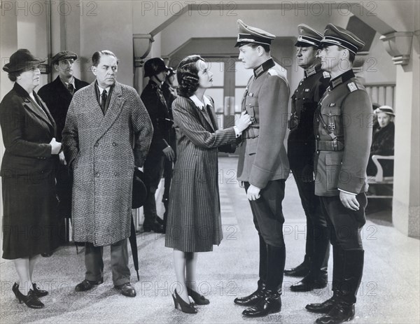 Merle Oberon (center)