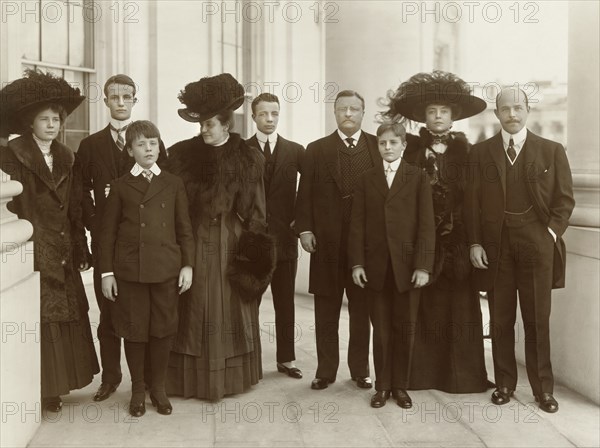 U.S. President Theodore Roosevelt (center) and Family (l-r)