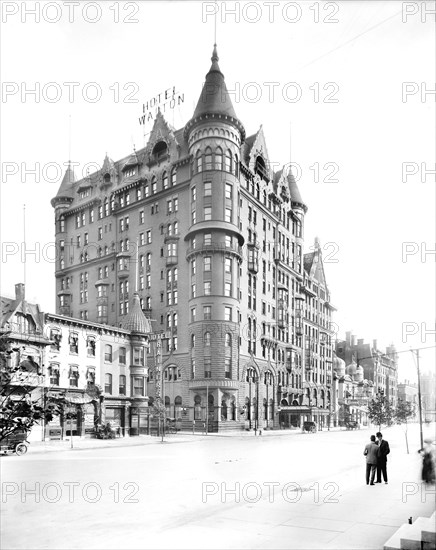 Hotel Walton and street scene