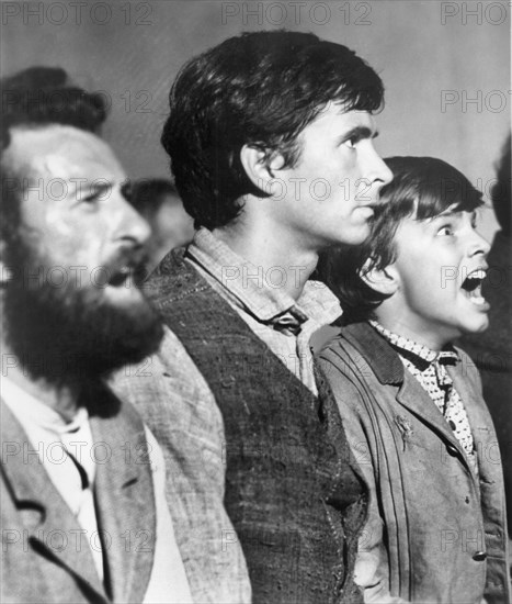 Anthony Perkins (center)