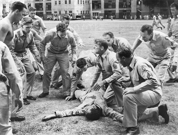 Burt Lancaster (center kneeling)