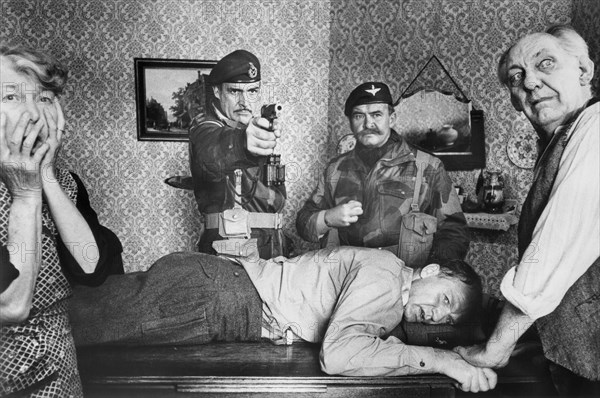 Sean Connery (center with gun)