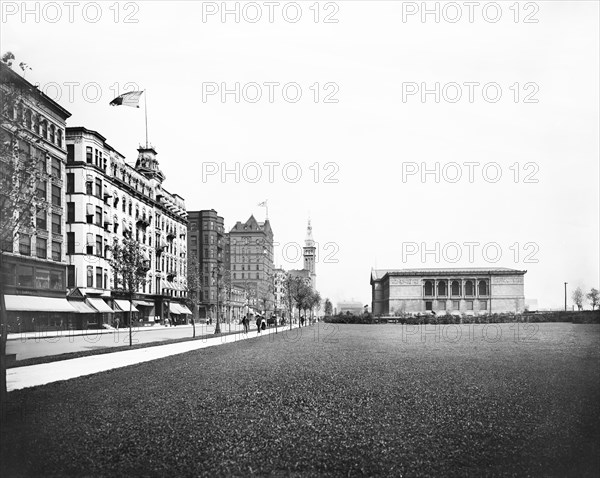 Art Institute of Chicago and Grant Park (right)