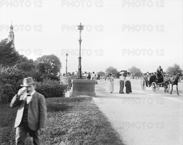 People strolling across Bridge