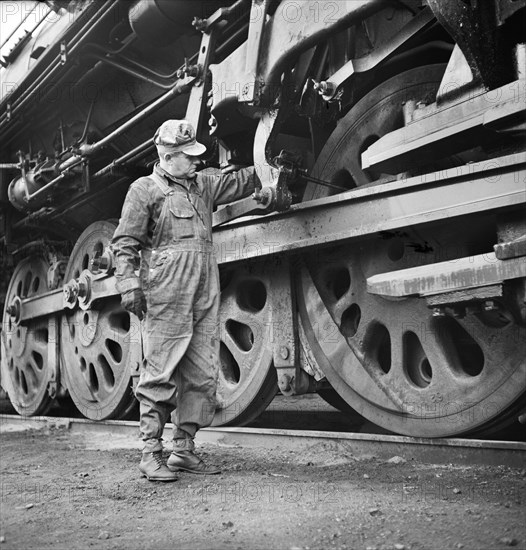 Engineer oiling his engine before going out from the Clyde yard