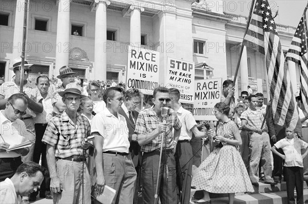 Crowd at Arkansas State Capitol